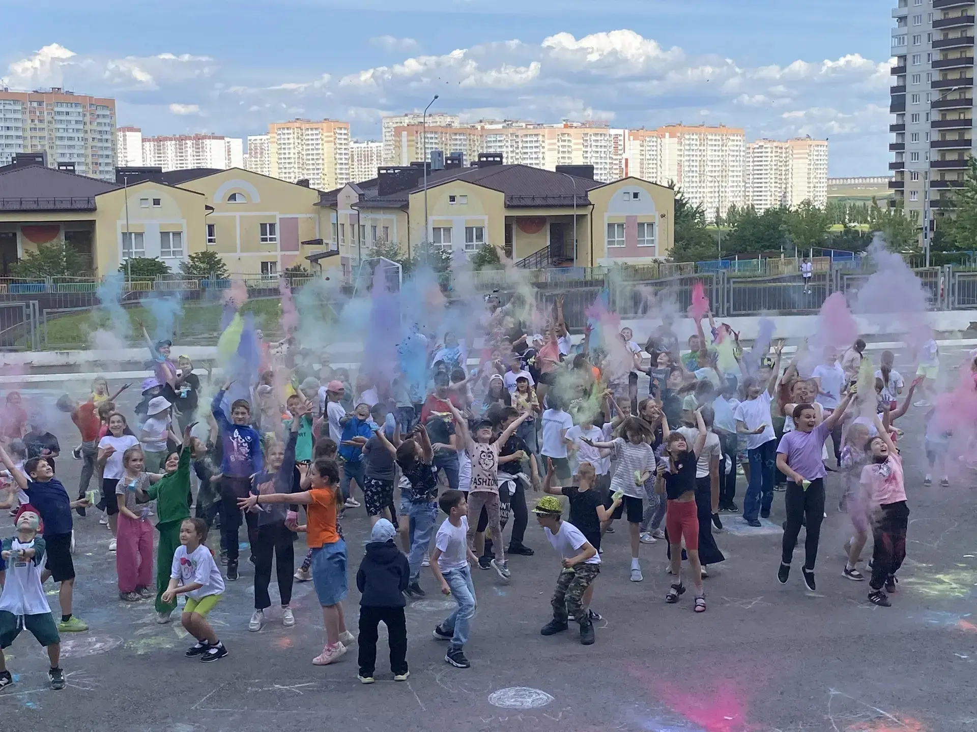 🎨 Фестиваль красок: взрыв эмоций и цвета в пришкольном лагере!