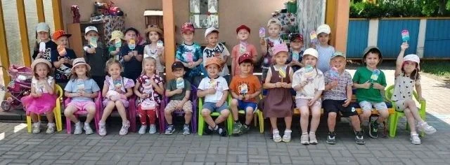 Дети средней группы √18 угощают всех мороженым.