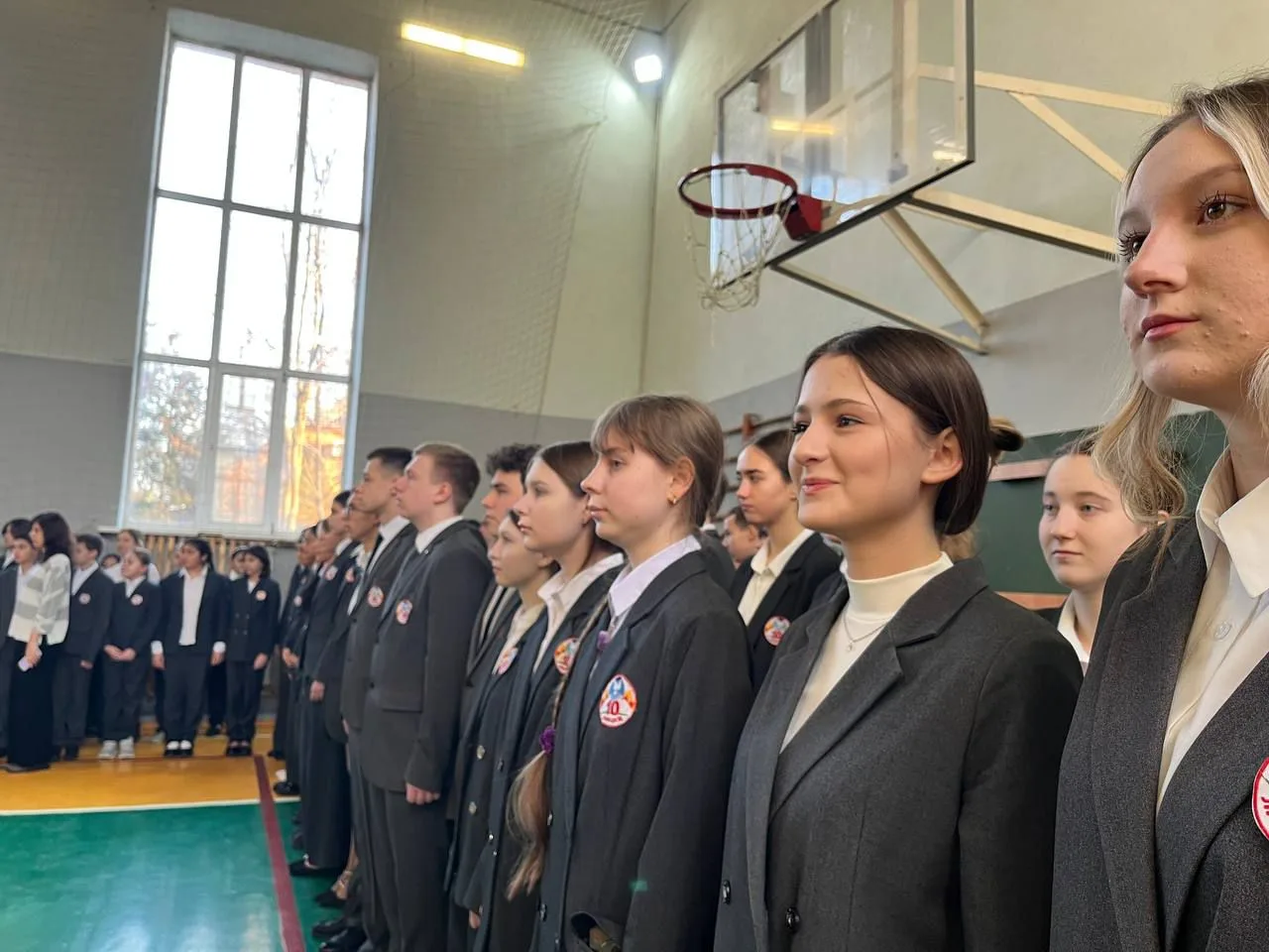 Утро понедельника 2 марта в лицее началось с традиционный торжественной линейки, церемонии вноса фла
