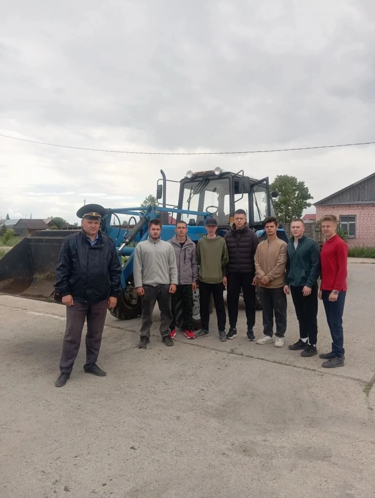 🚜 19 июня 7 выпускников нашей школы успешно сдали экзамены и получили удостоверение тр...