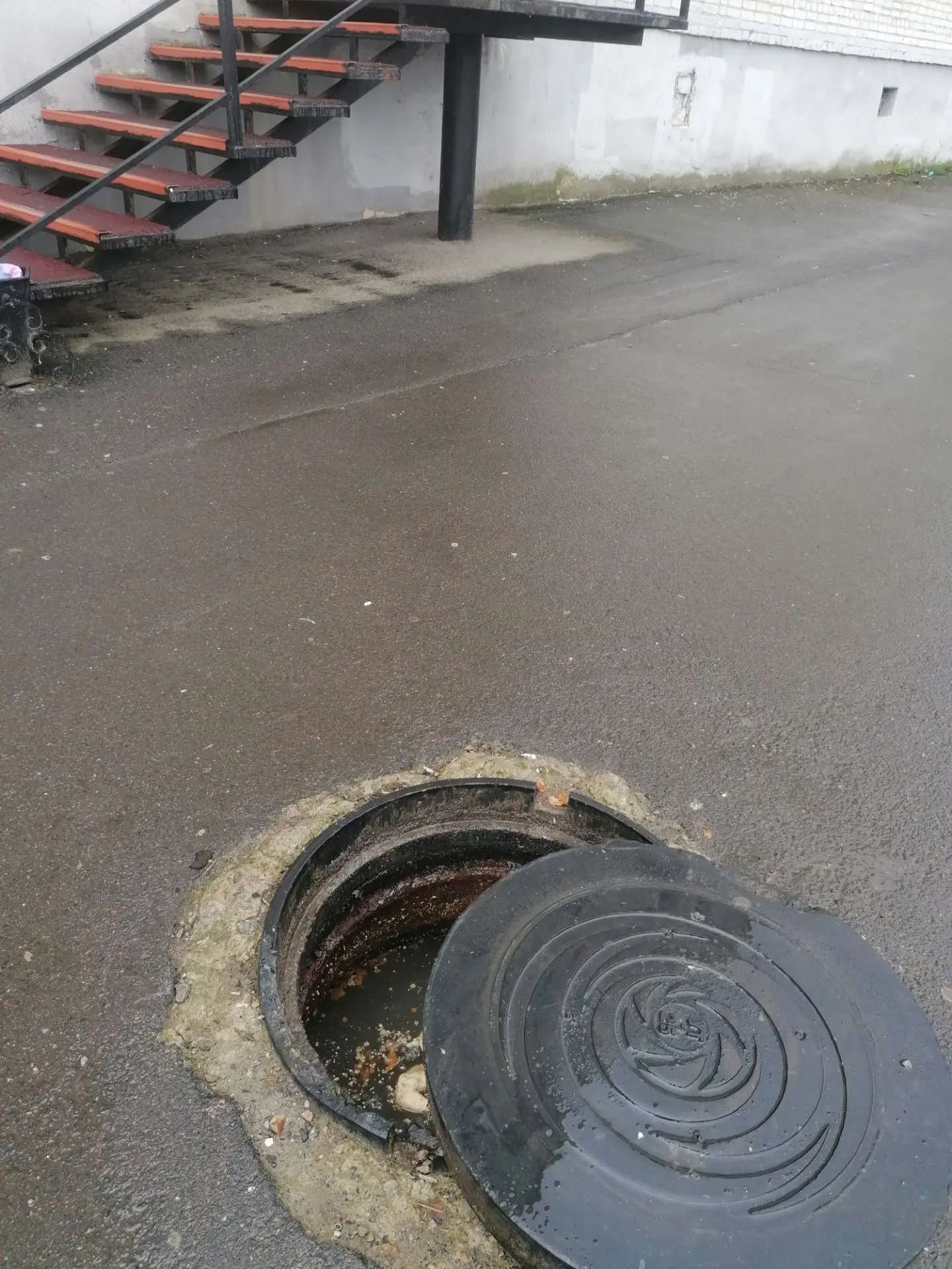 Кооперативная 6, 10-9-8 подъезд полные колодцы, заявка в водоканал дана была ещё в пятн...