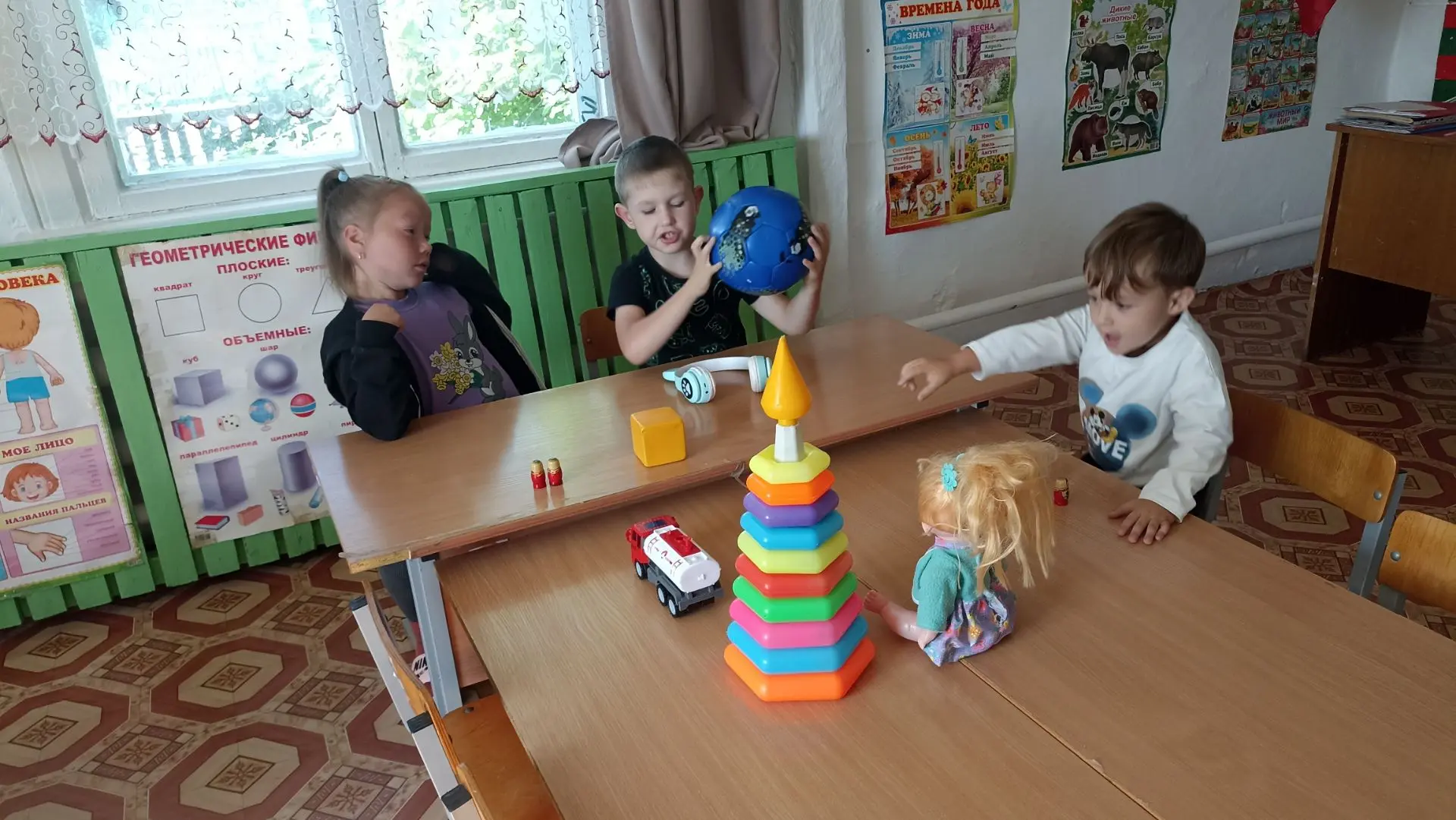 Сегодня  мы решили нарисовать свои самые любимые игрушки, но неожиданно к нам в гости п...