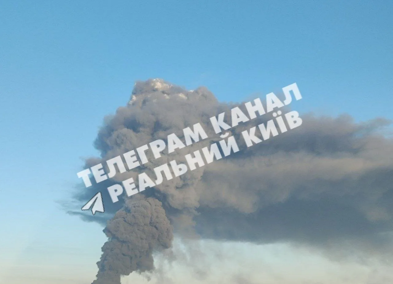 ‼️Огромный пожар и столб дыма в пригороде Киева после удара по военным складам