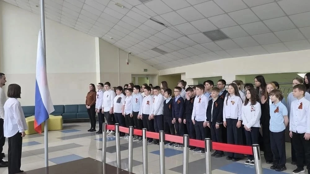 27.04.  в МБОУ СШ № 31 началось с церемонии поднятия Государственного флага Российской Федерации и и