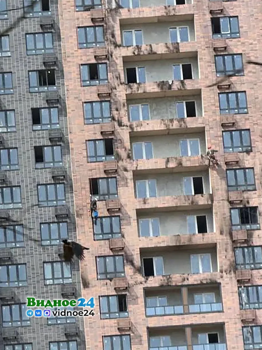 Вчера вечером на Старо‑Нагорной улице в жилом комплексе «1-й Южный» сгорел огромный баннер, размещён
