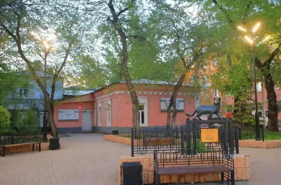 В иркутском сквере между улицами Марата, Горького и Степана Разина начался ремонт. Это место сибиряк