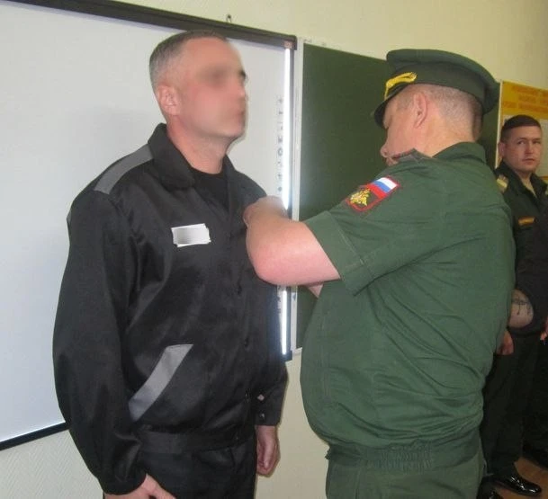 В следственном изоляторе осужденному вручили государственную награду.