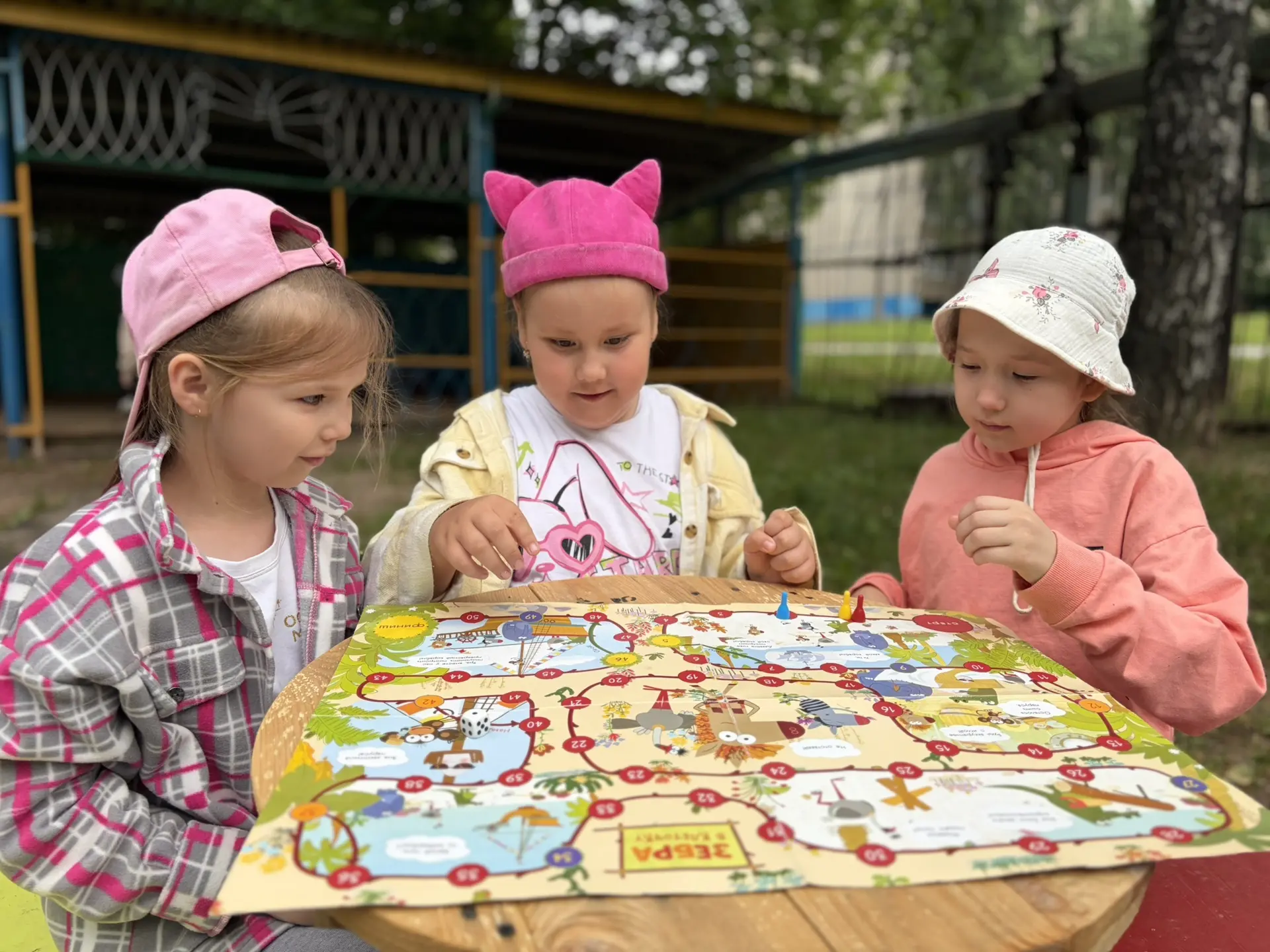 Летом воспитанники детского сада много времени проводят солнечные теплые дни на свежем ...