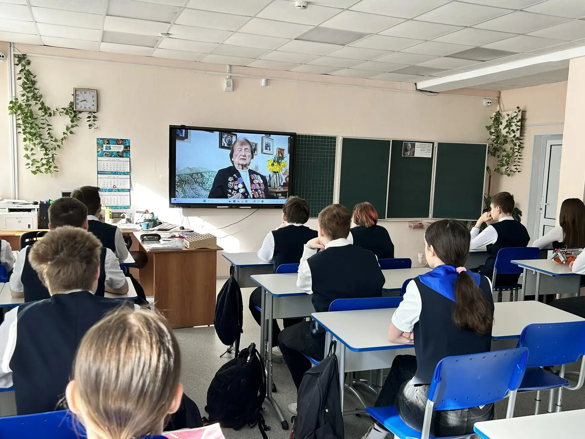 📚Новая учебная неделя в нашей школе началась традиционно - с торжественного выноса флага и исполнени