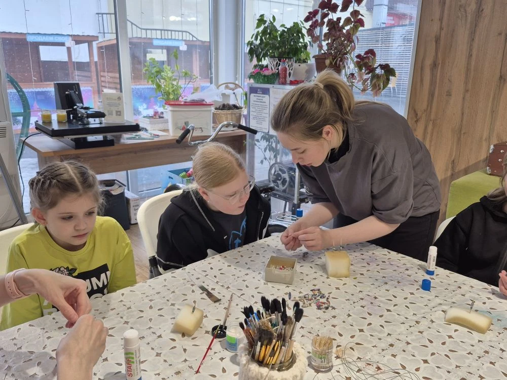 🎨 Магия творчества: браслеты своими руками! 🎨  Сегодня был по‑настоящему волшебный день для учеников