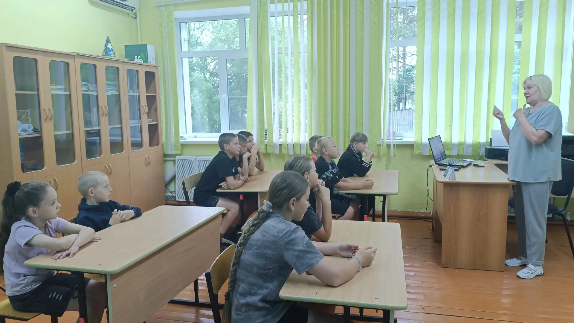 Наш день на летней пришкольной площадке: от зарядки до защиты водных проектов!