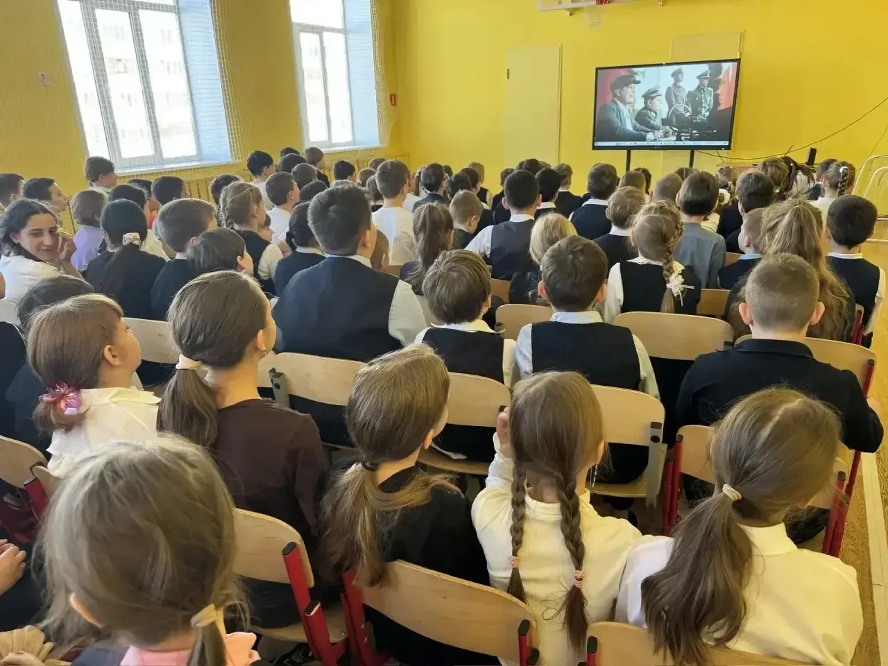 Накануне праздника «День защитника отечества», и в рамках фестиваля «Футбол в школе», в начальной шк