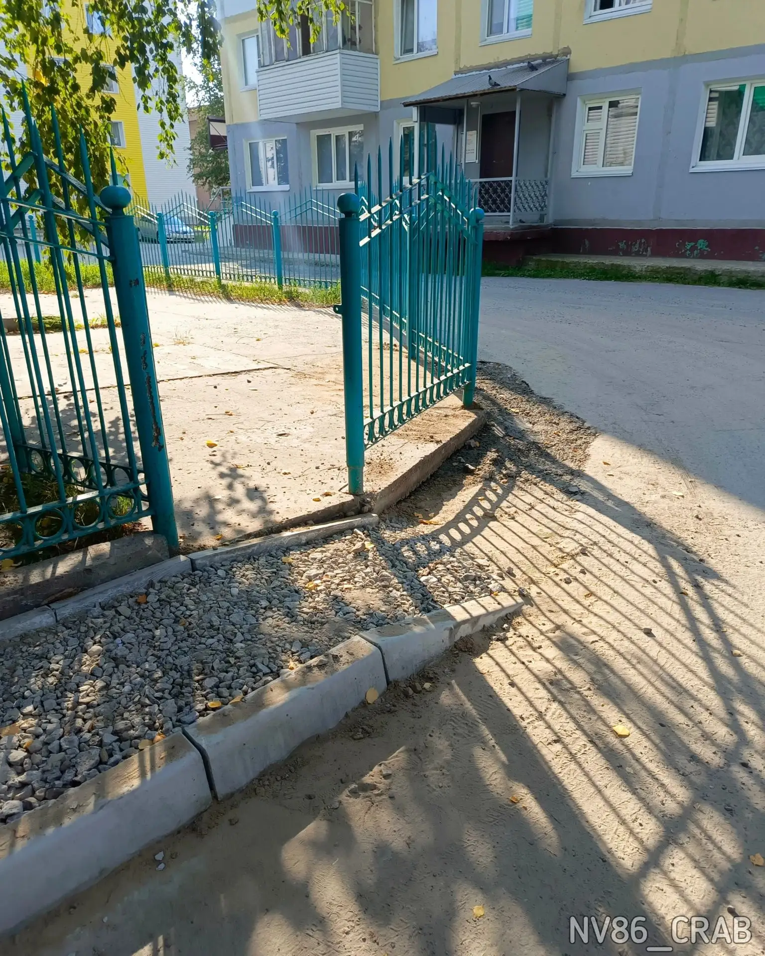 Возле дома Спортивная 5 А УК «Диалог», услышав просьбы горожан и жителей, делает новый ...