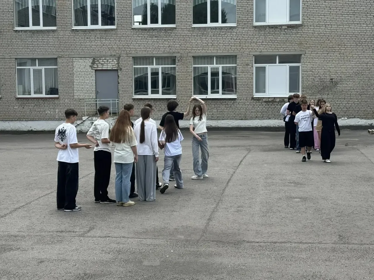 ✨Танец детства… 💃🕺
🌷Кажется, ещё вчера они волновались на первой линейке, а сегодня уже репетирую