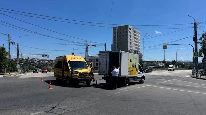 Три человека пострадали в аварии с детским автобусом и грузовиком в Севастополе.

Водитель "Форда" в