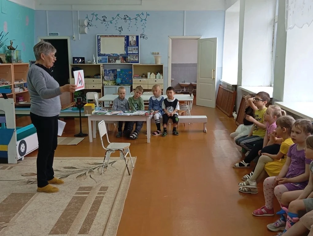 Мы учим детей быть внимательными и дисциплинированными участниками дорожного движения у...