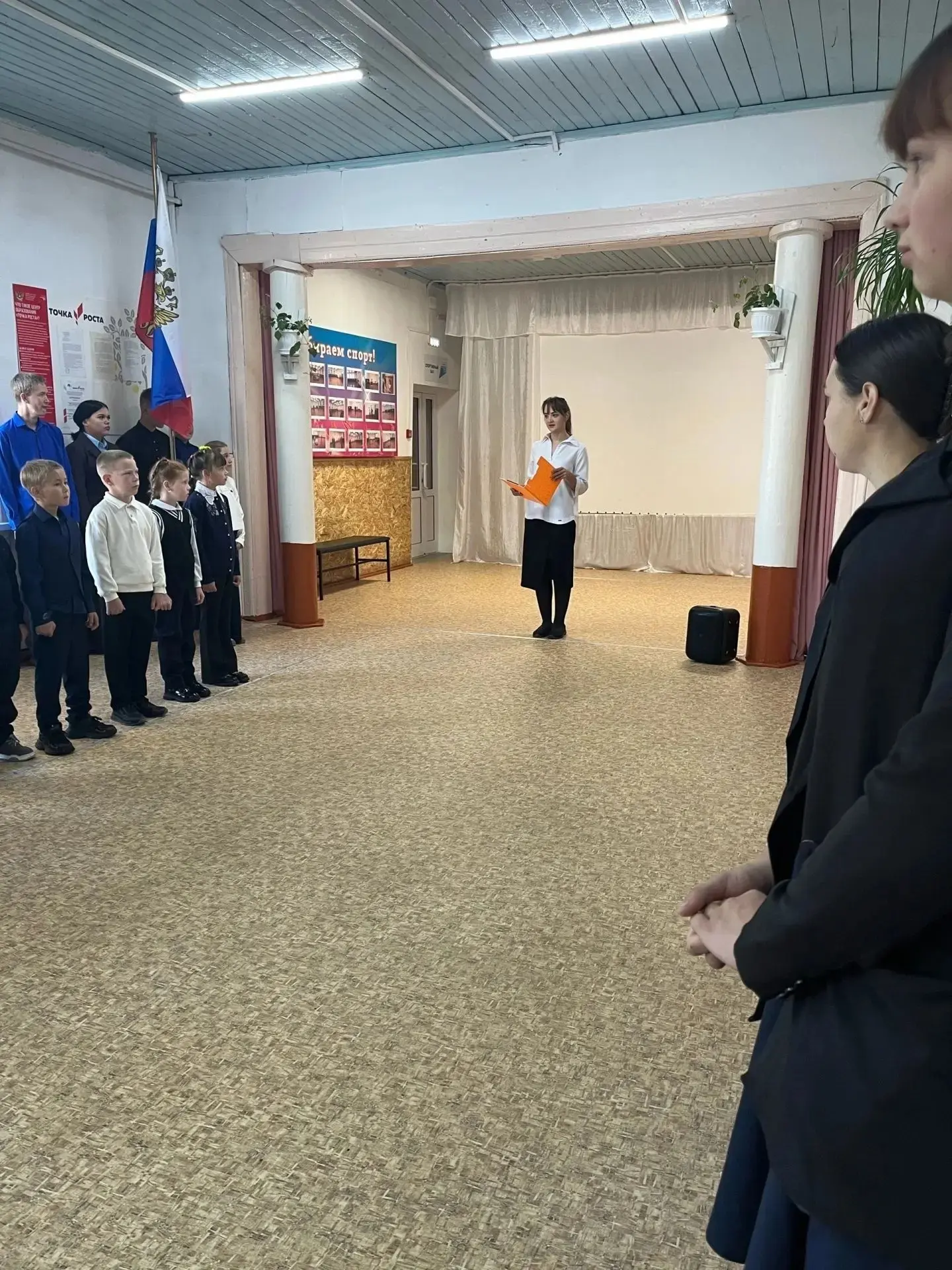 Сегодня в нашей школе прошла традиционная линейка с торжественным поднятием Государстве...