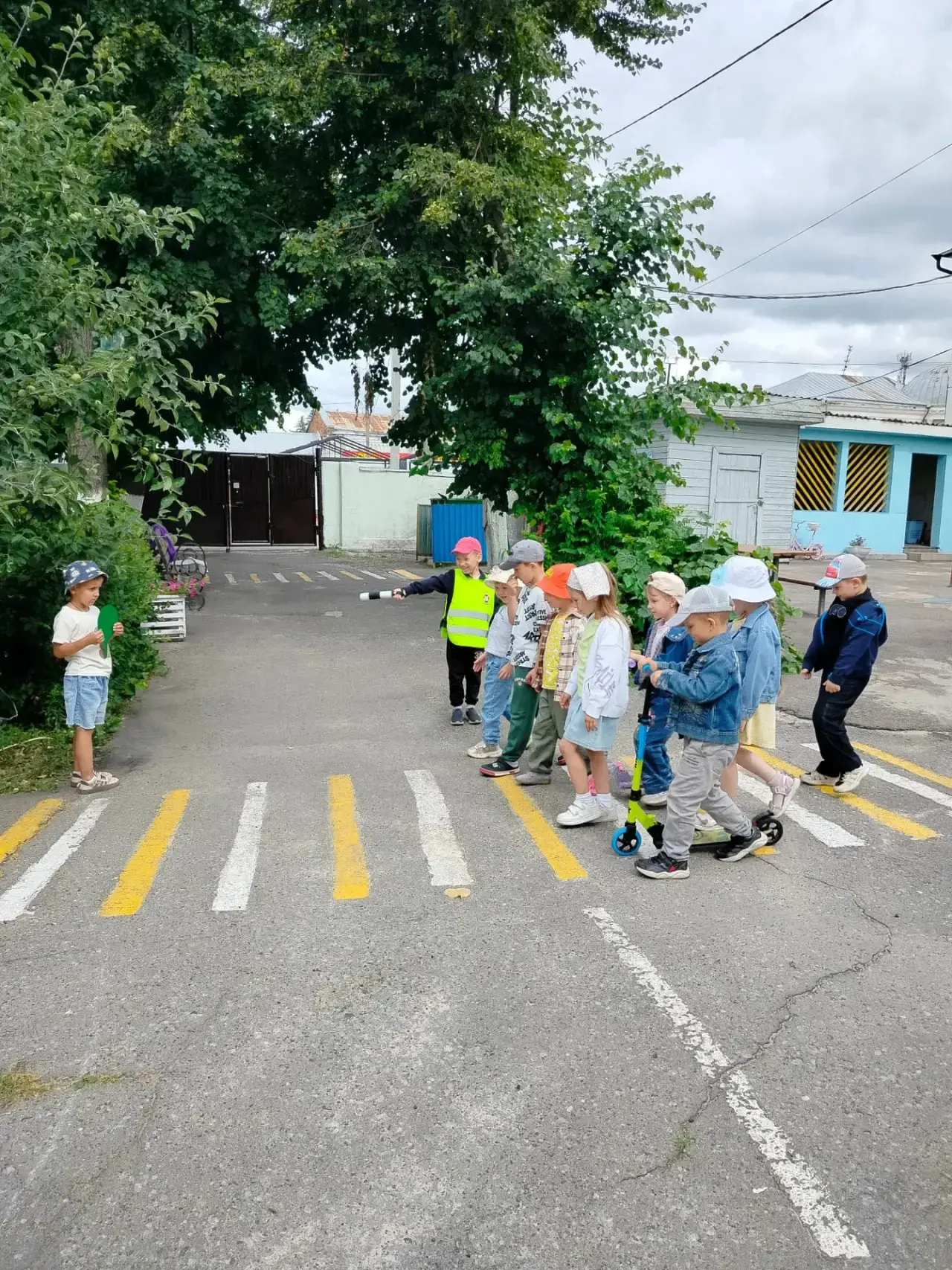 "День дорожной грамотности" прошел в группе №4. С целью воспитания у детей культуры поведения на ули