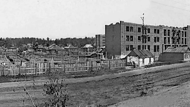 Строится дом Д.Ковальчук 61 (1934).
