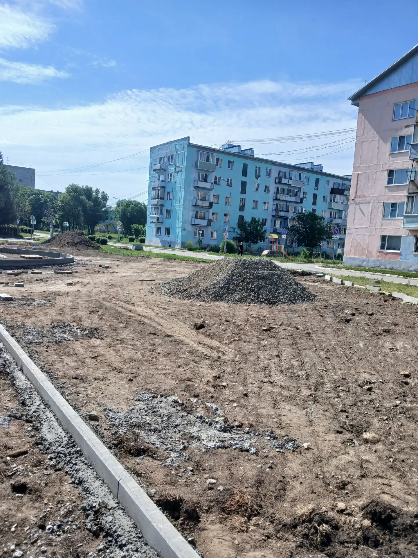 Зона отдыха с навесами и зеленью

«Что собираются делать у военного госпиталя?» – этот  вопрос все ч