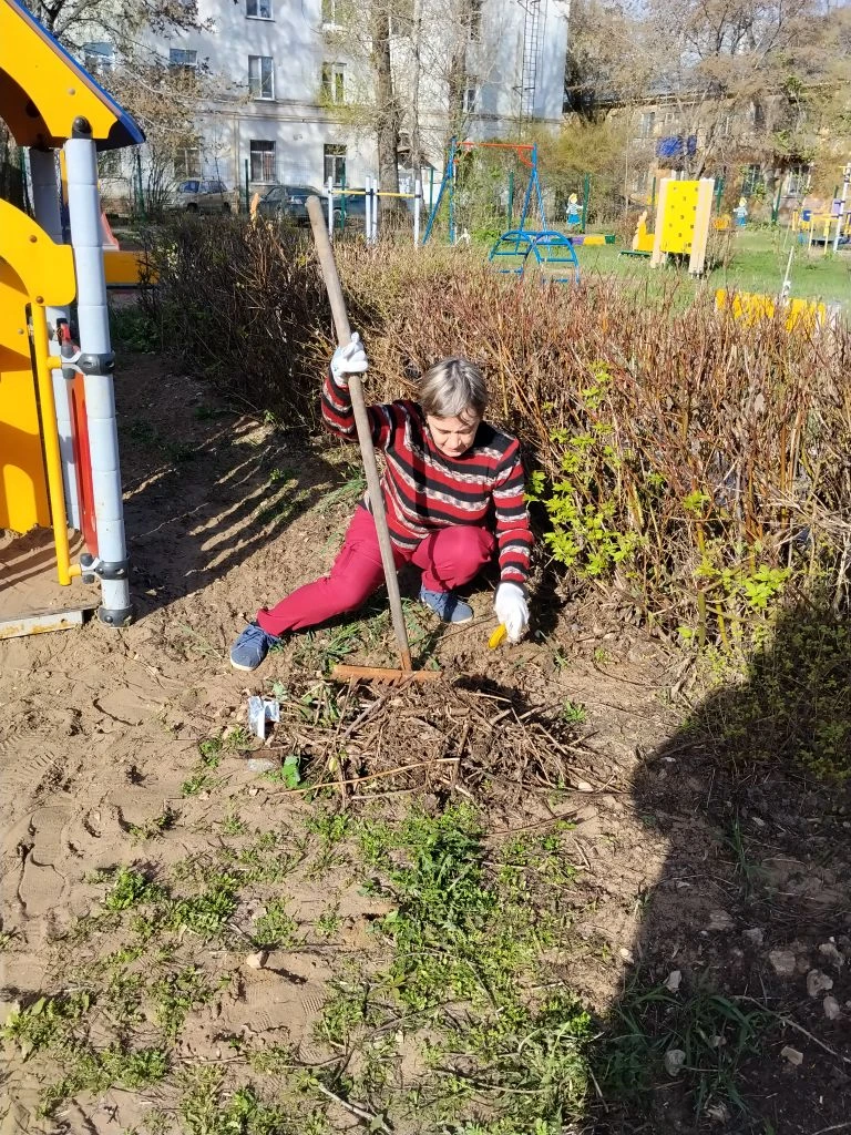 Субботник на рассвете: когда любовь к детям начинается с дела 🔨🎨

Пока город только просыпается, а