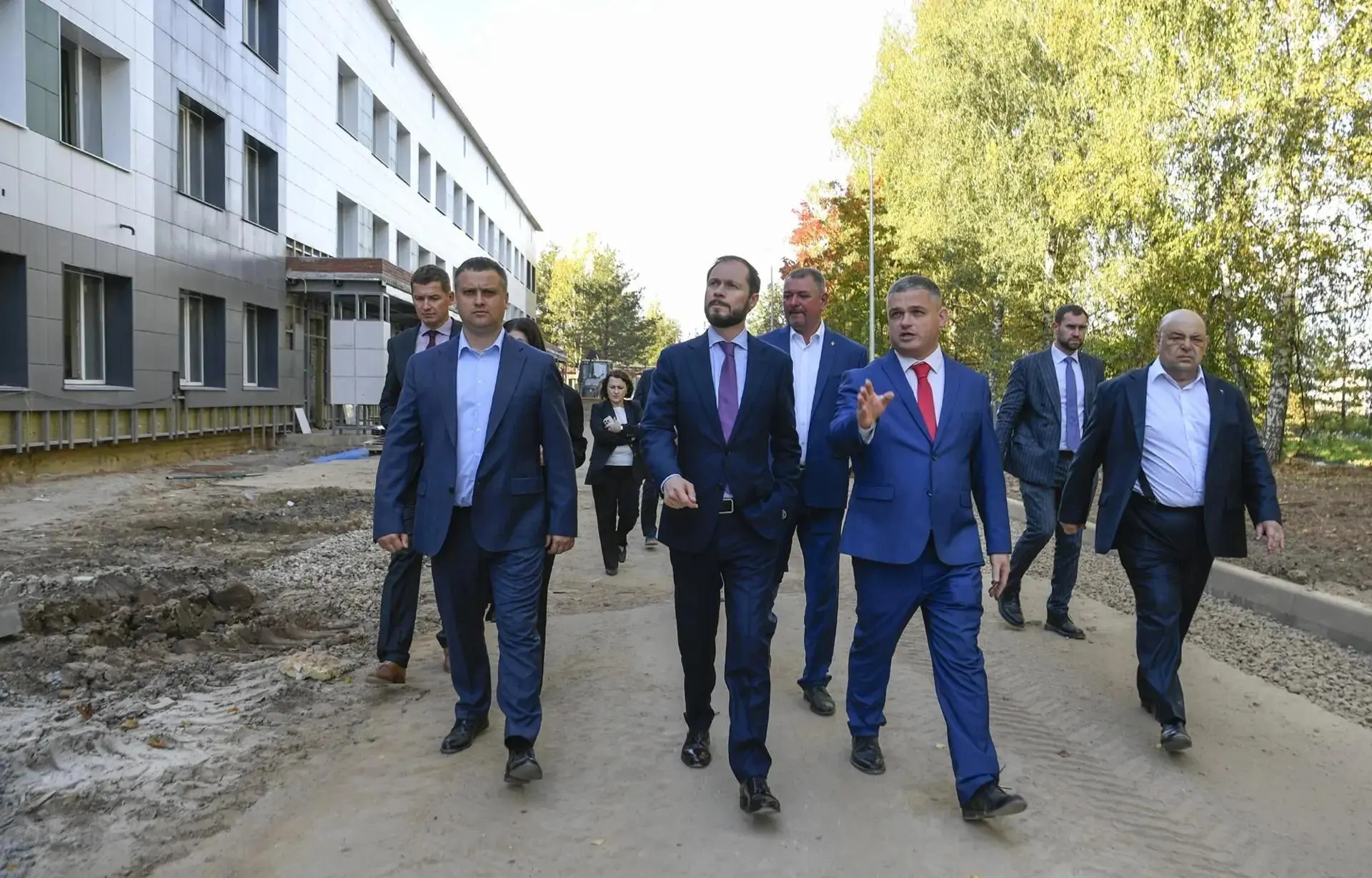 Виталий Королев проинспектировал ход ремонта больницы в Зубцове.