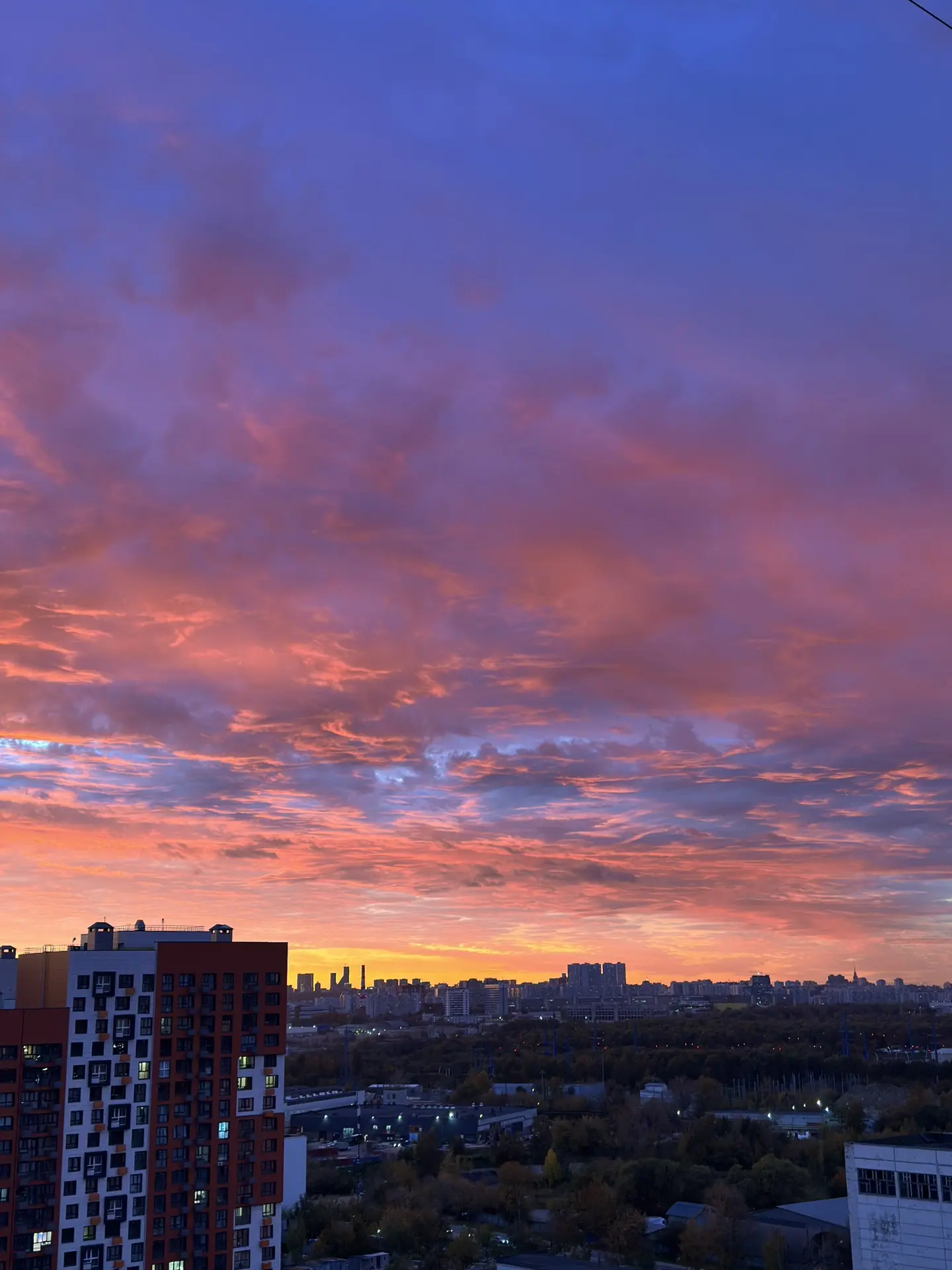 Это что-то волшебное. Гляньте, какой сегодня был закат в Москве ❤️
