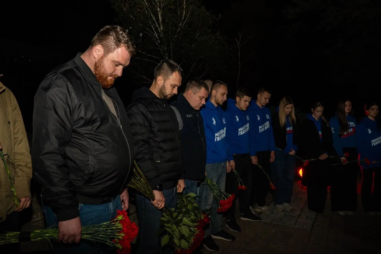 🕊️Молодогвардейцы ДНР возложили цветы в сквере у 3-го корпуса Донецкого национального ...