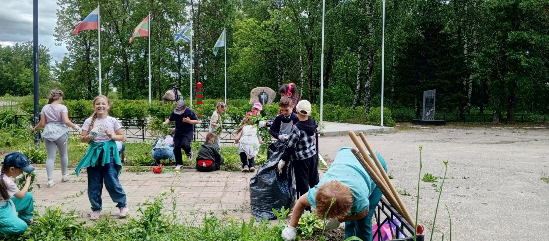 18 июня Орлята России вместе с наставниками организовали субботник возле памятника рабо...