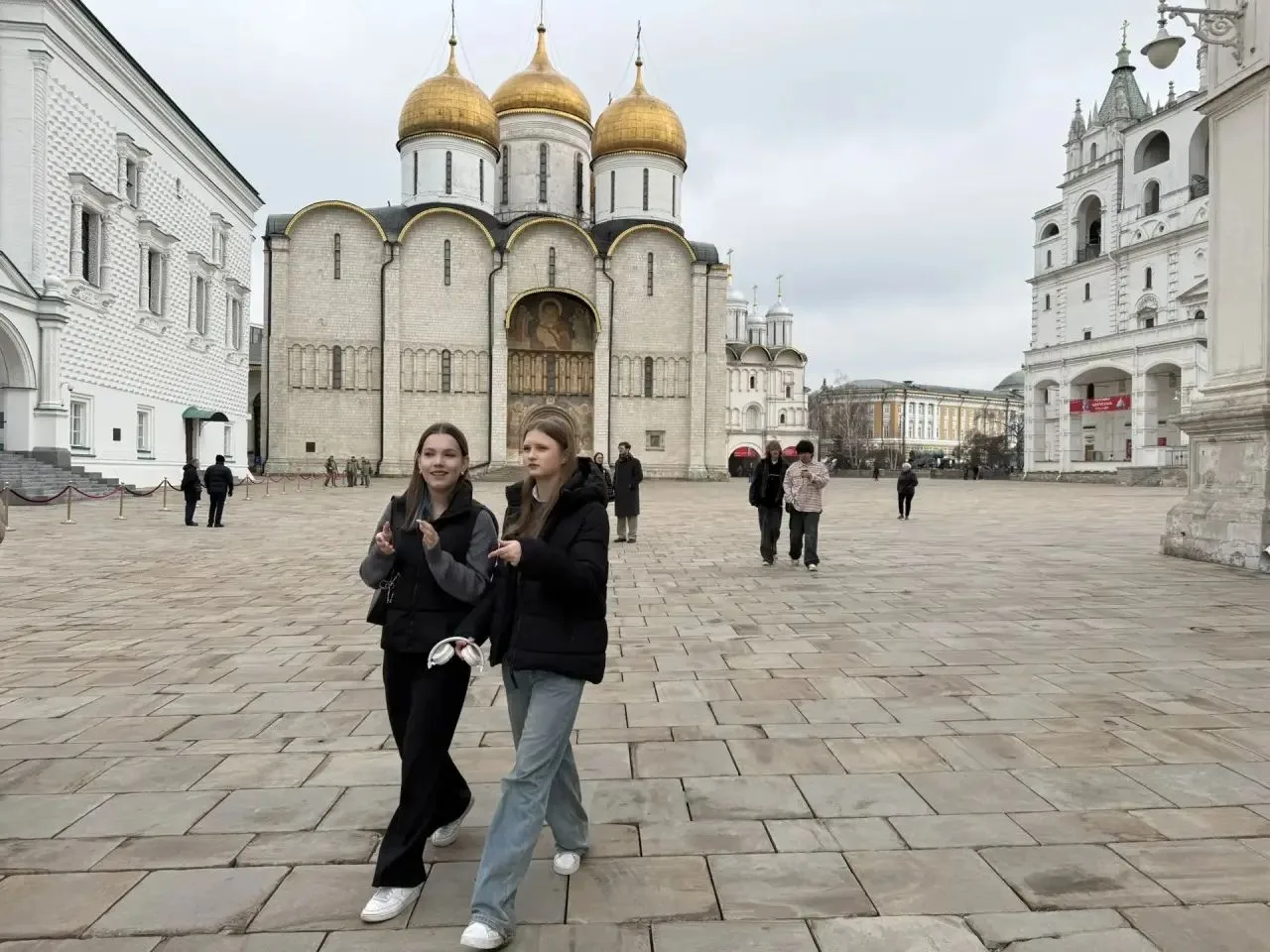 Ученики 9 «Ж» посетили с экскурсией Оружейную палату московского Кремля.  Ребята познакомились с пре