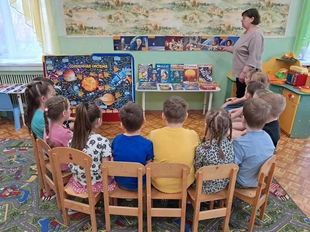 В небе звёздочка блестит,
