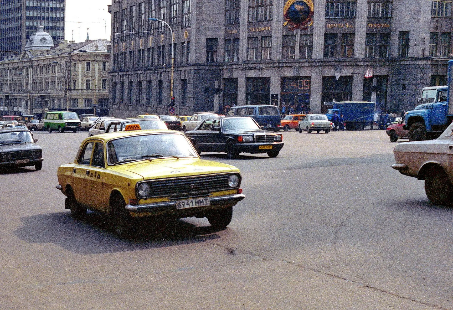 Весной 1991 года в Москву приехал турист из Швейцарии. Встав на Тверской улице, он начал фотографиро