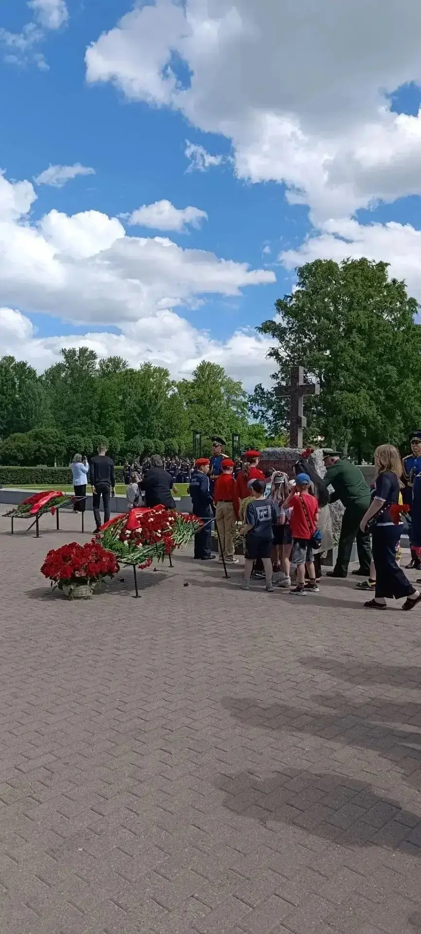 Сегодня педагоги нашей школы присоединились к торжественно-траурной церемонии возложения цветов, пос