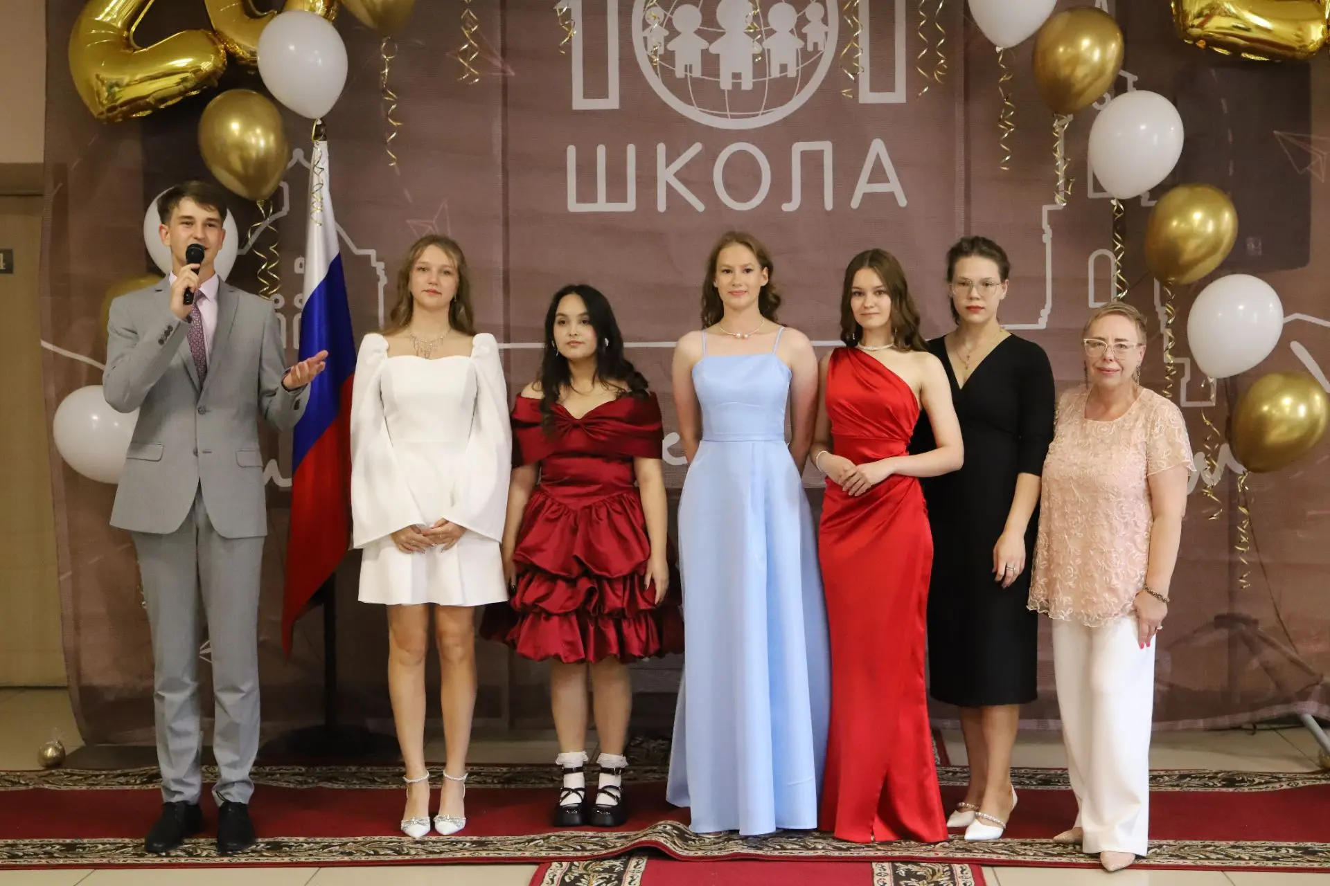 Бесконечно трепетно выпускать птенцов во взрослую жизнь... 🐣😢
Выпускной в 11 классе - особенное дл
