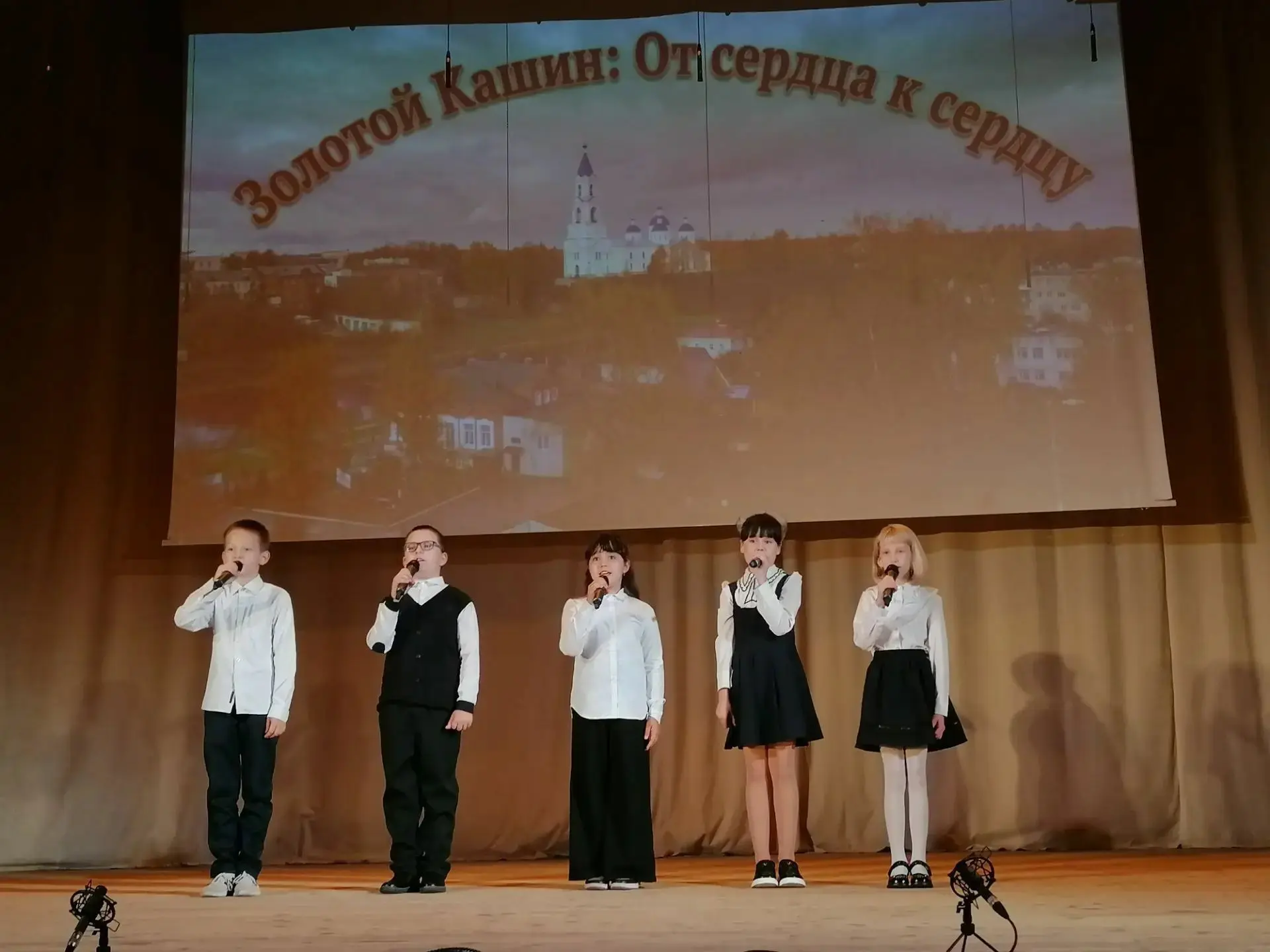 В зрительном зале городского Дома культуры  с большим теплом и радостью прошёл театрали...
