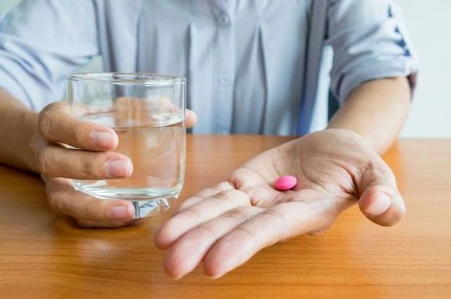 Почему важно запивать лекарства 💊  Чтобы начать действовать, большинство таблеток и капсул должны по