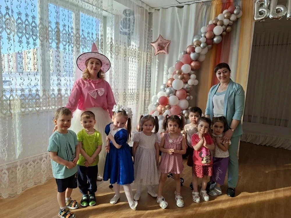 Малыши группы "Непоседы" вместе с доброй волшебницей Виллиной поздравили выпускников с окончанием де