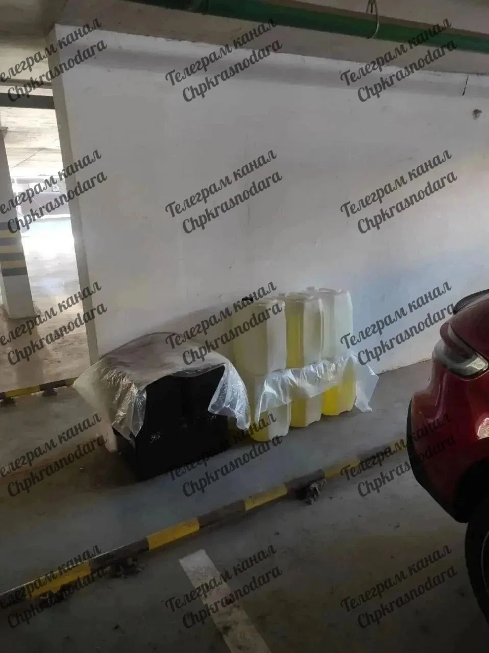 В ЖК «Перспектива» заметили схрон бензин прямо на паркинге.