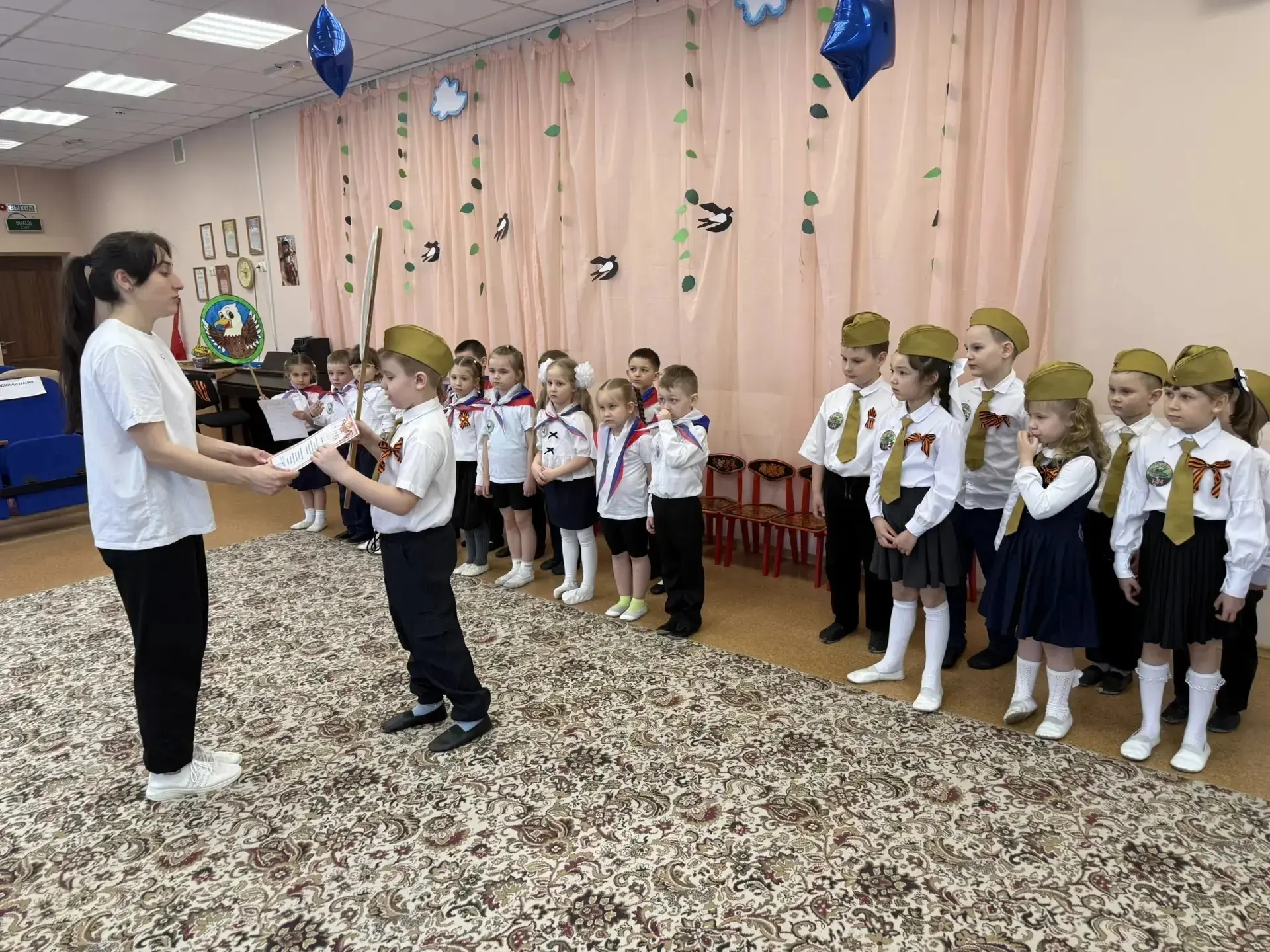 В старших и подготовительных группах дошкольного отделения «Калинка» прошёл смотр строя и песни, пос