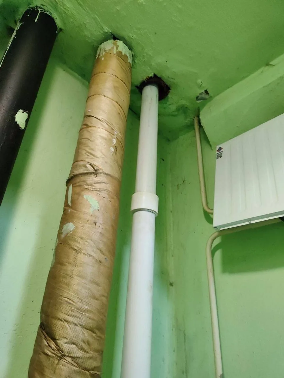 😢 В доме на Молодёжной улице, рабочие оставили сквозные дыры в стенах с 1 по 17 этаж п...