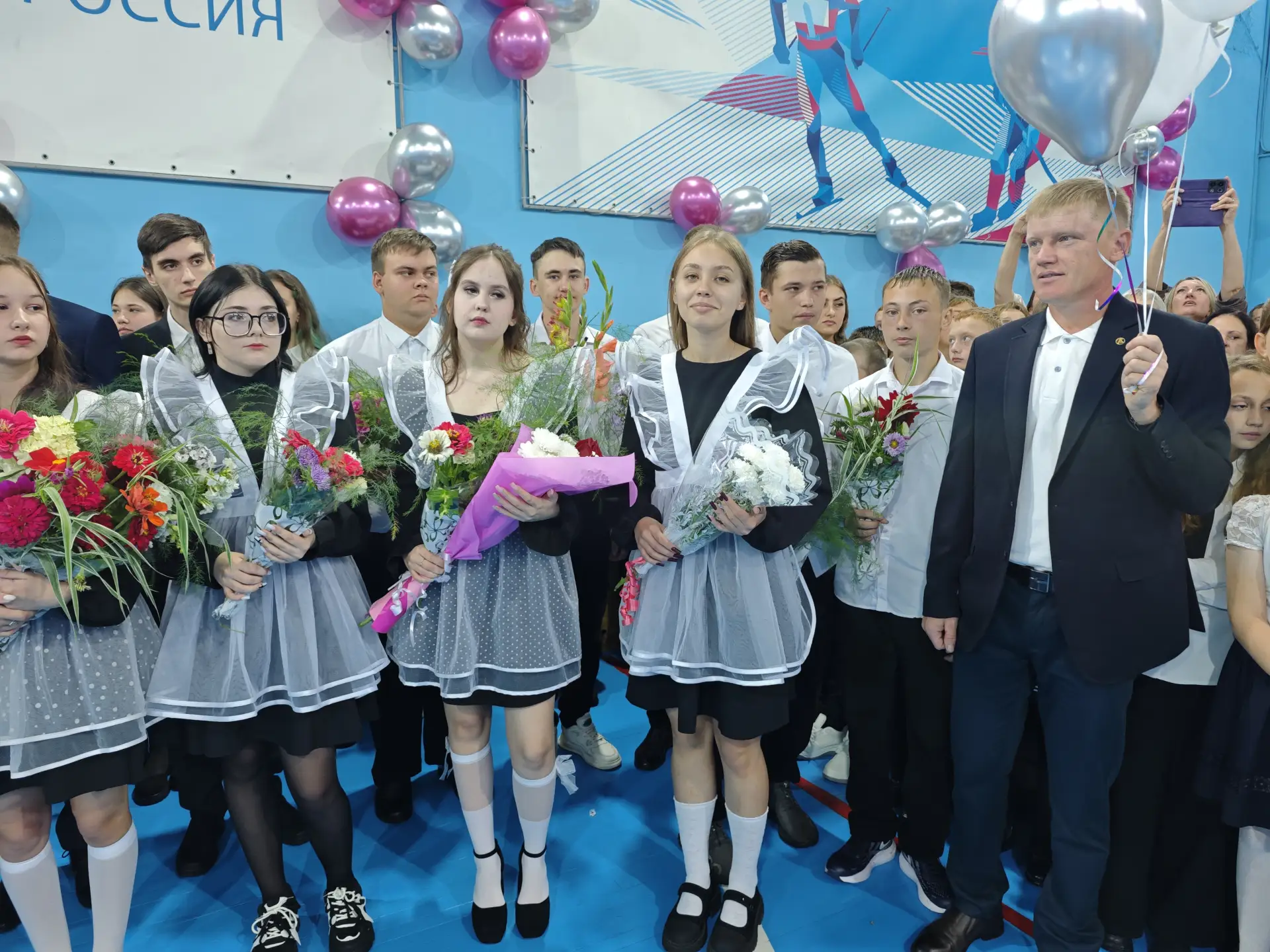 Дорогие выпускники, уважаемые педагоги и родители! Поздравляем вас с праздником, завершающим главный