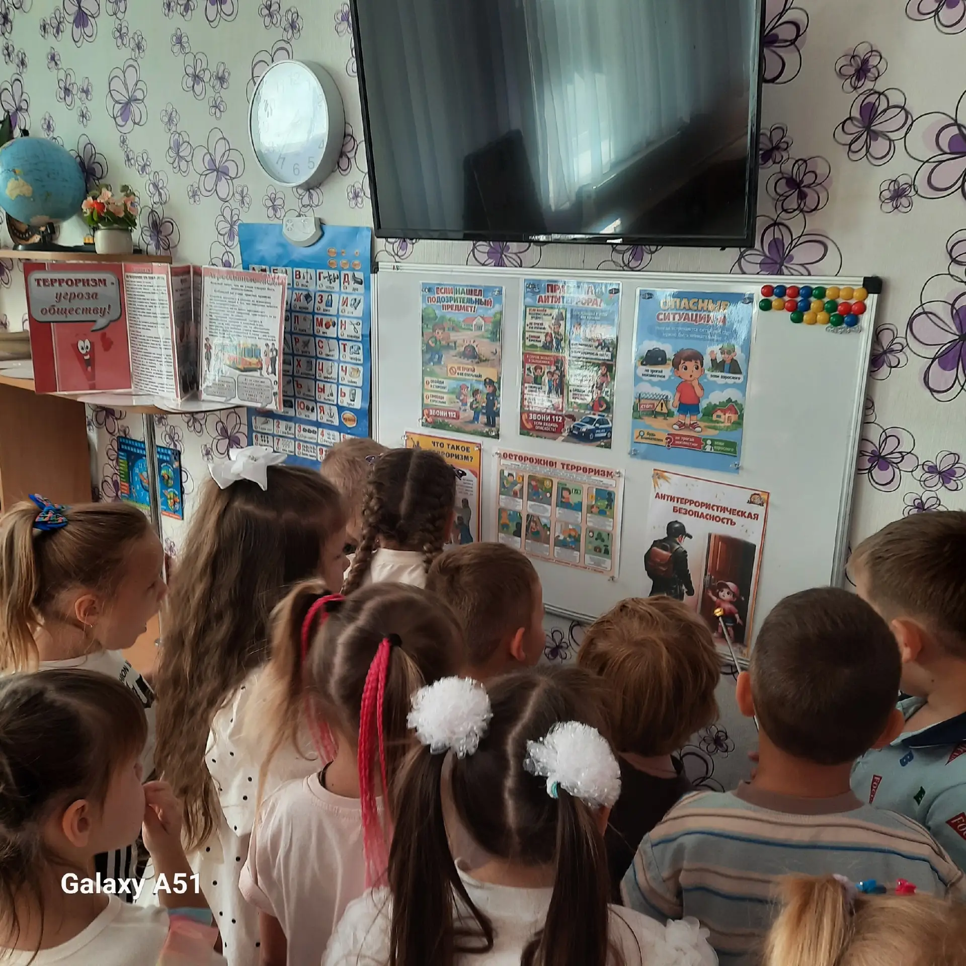 Безопасность детей - одна из главных задач дошкольного учреждения. В средней группе осо...
