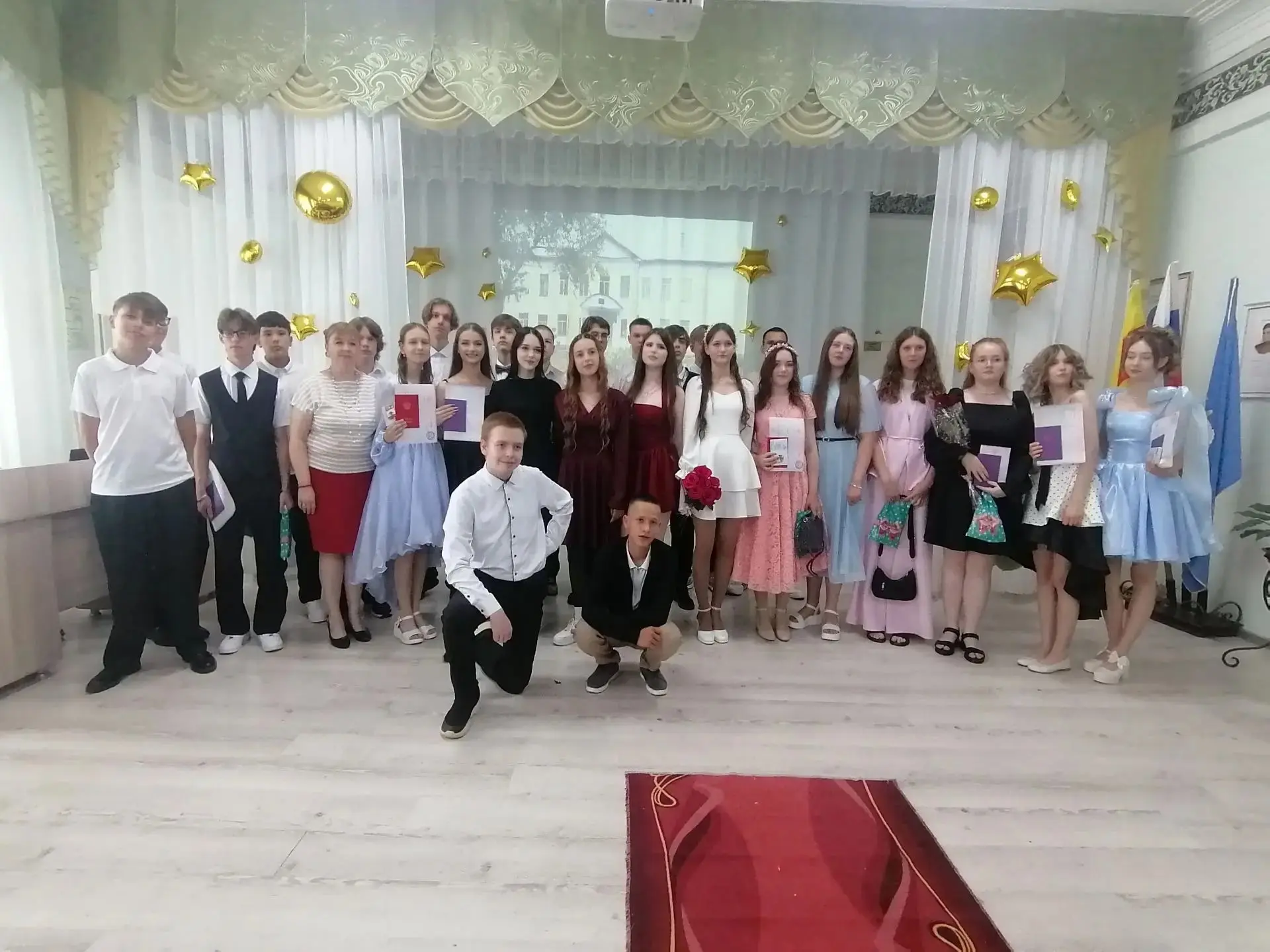 🎓 Торжественное вручение аттестатов: итоги учебного года!

27 июня в нашей школе царила праздничная