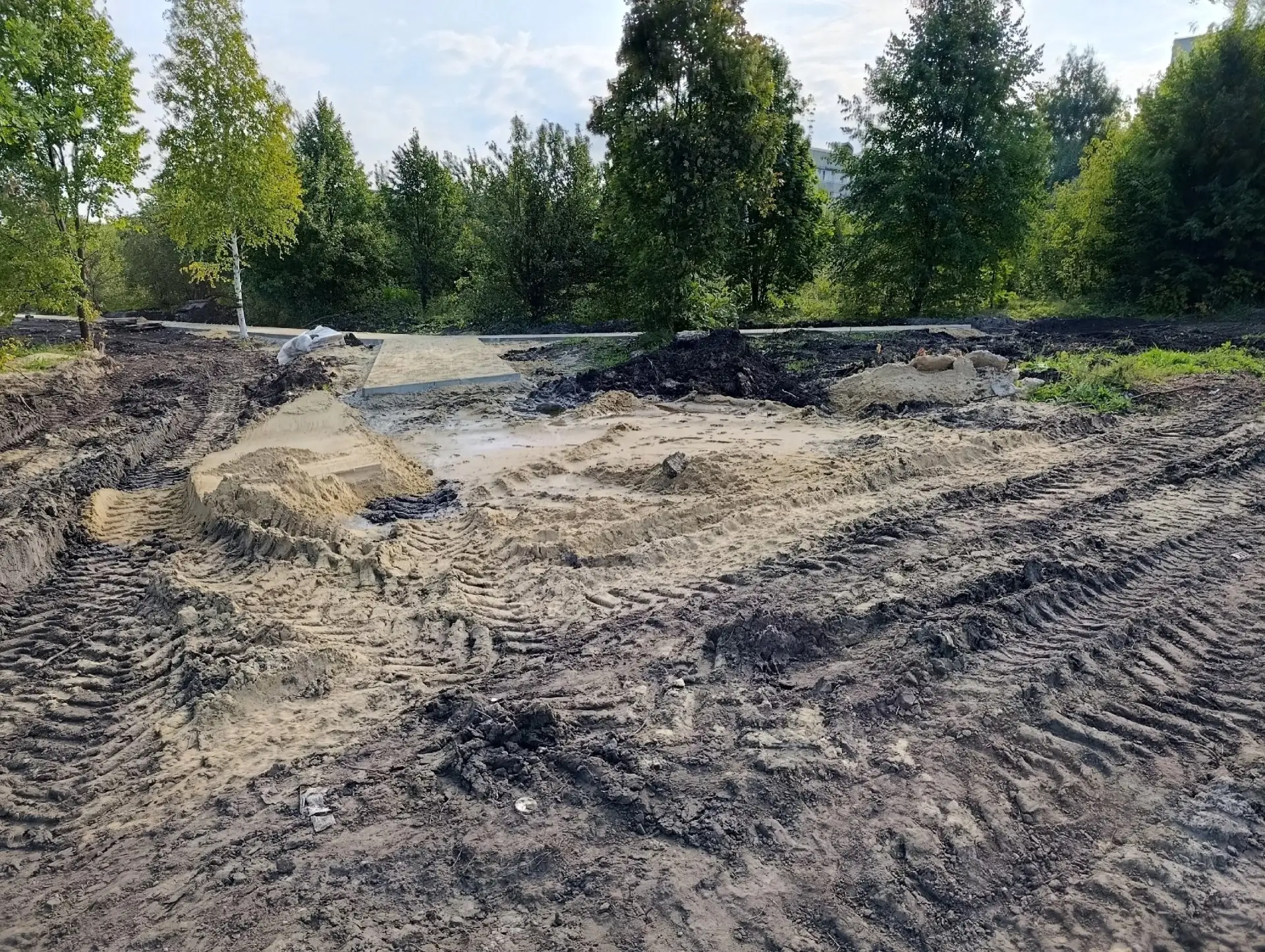В Алатыре на Комарова прорвало водопровод: вода течет к парку 450-летия