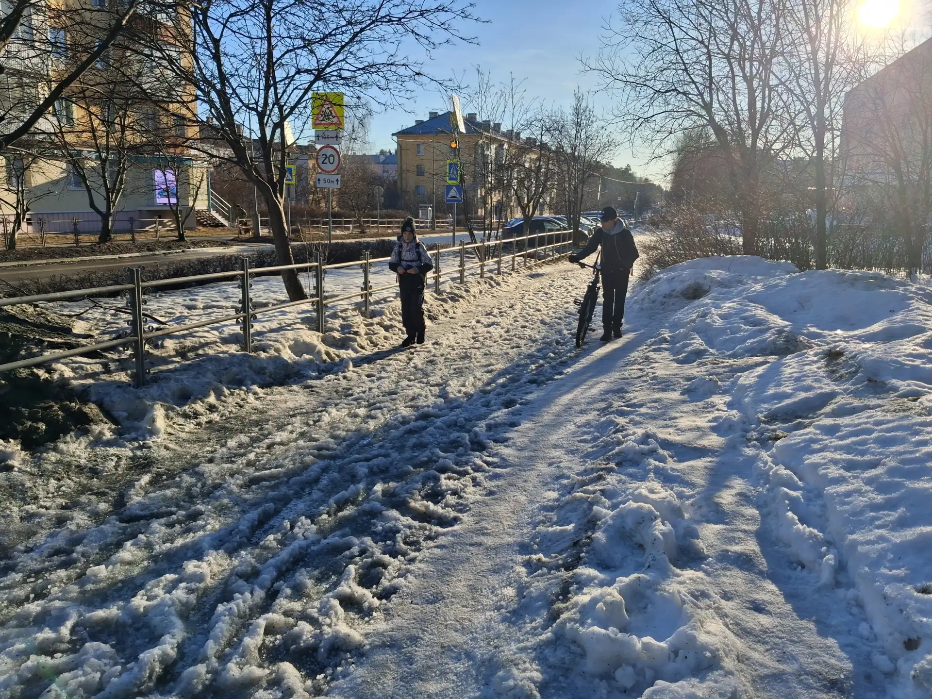 Фото - редакции, текст - подписчицы...

"Сегодня помогала женщине на костылях перебраться через это 