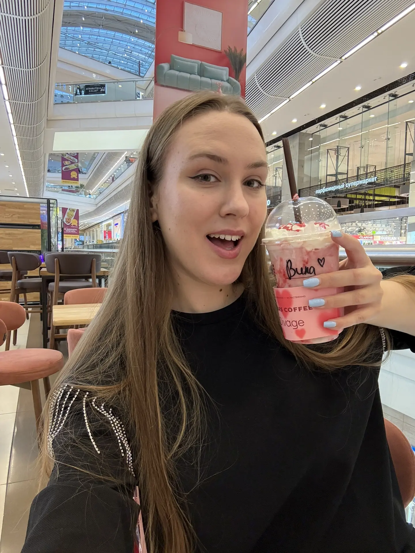 опять деньги потратила🧋🍌🍓
была попробована новинка из stars coffee клубнично-банановый фраппе..
в