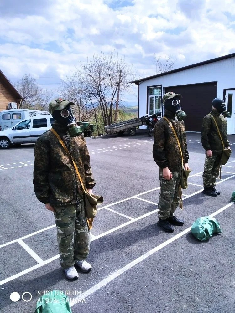А тем временем наши парни оттачивают  мастерство владения автоматом, изучают армейские премудрости, 