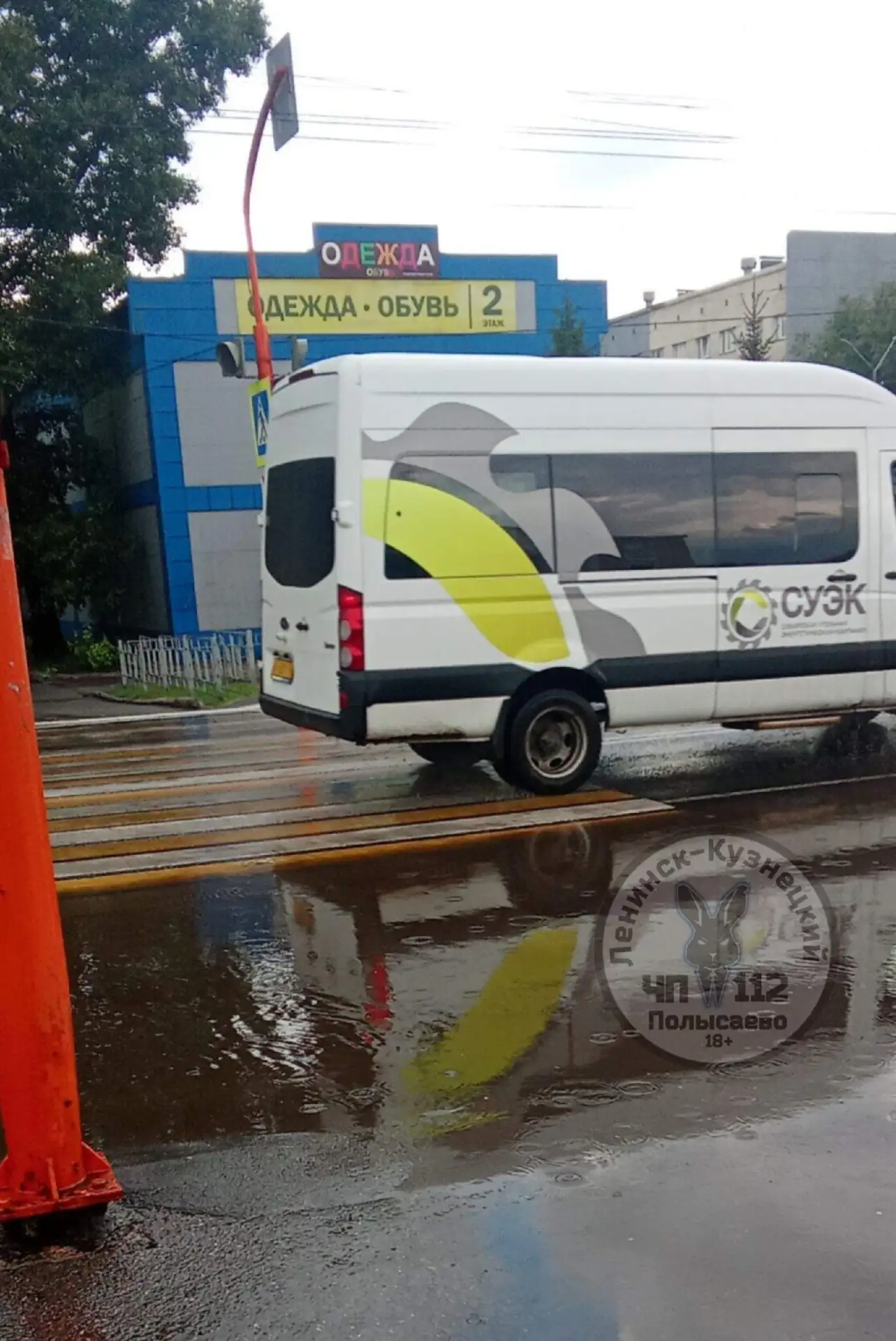 ДК ярославского. Сделайте что-нибудь,во время дождя вода стоит до середины пешехода глу...