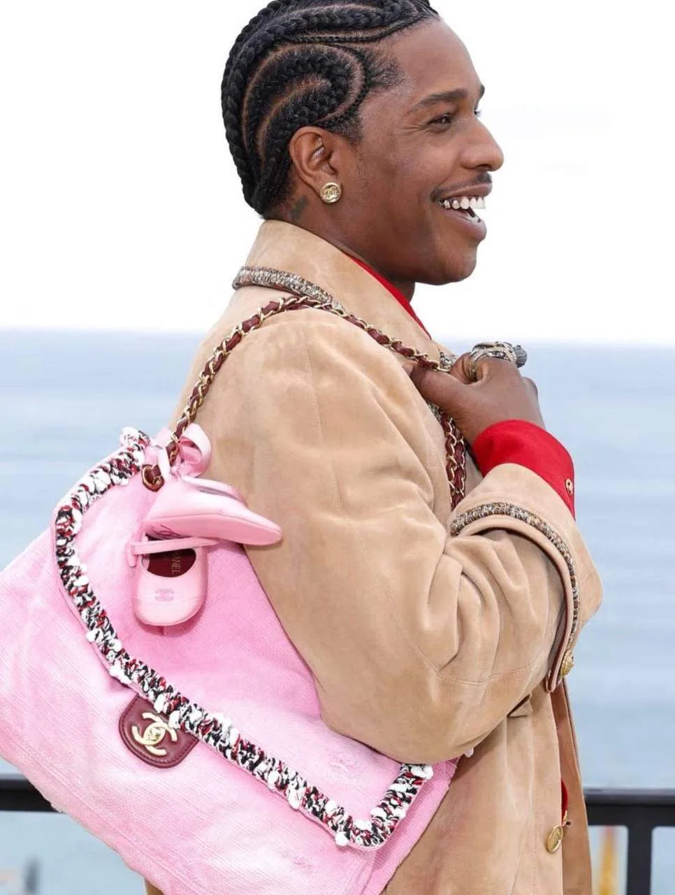 Прости, Зои, но сумка дня сегодня вовсе не The Row. 
ASAP Rocky появился на круизном показе Chanel в