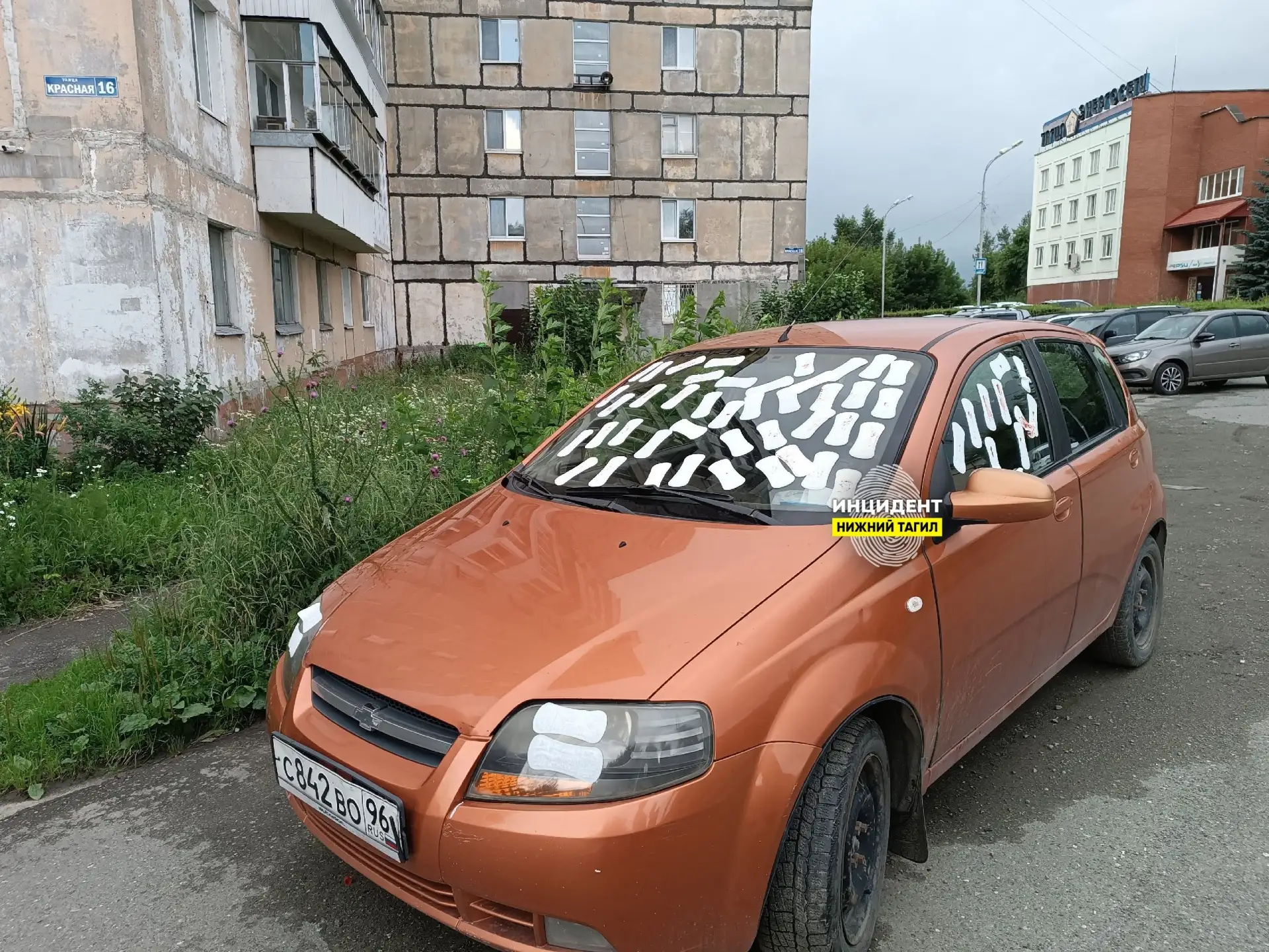 ⭕ «Отомстила, как смогла»: жительница Нижнего Тагила облепила авто своего бывшего парня...